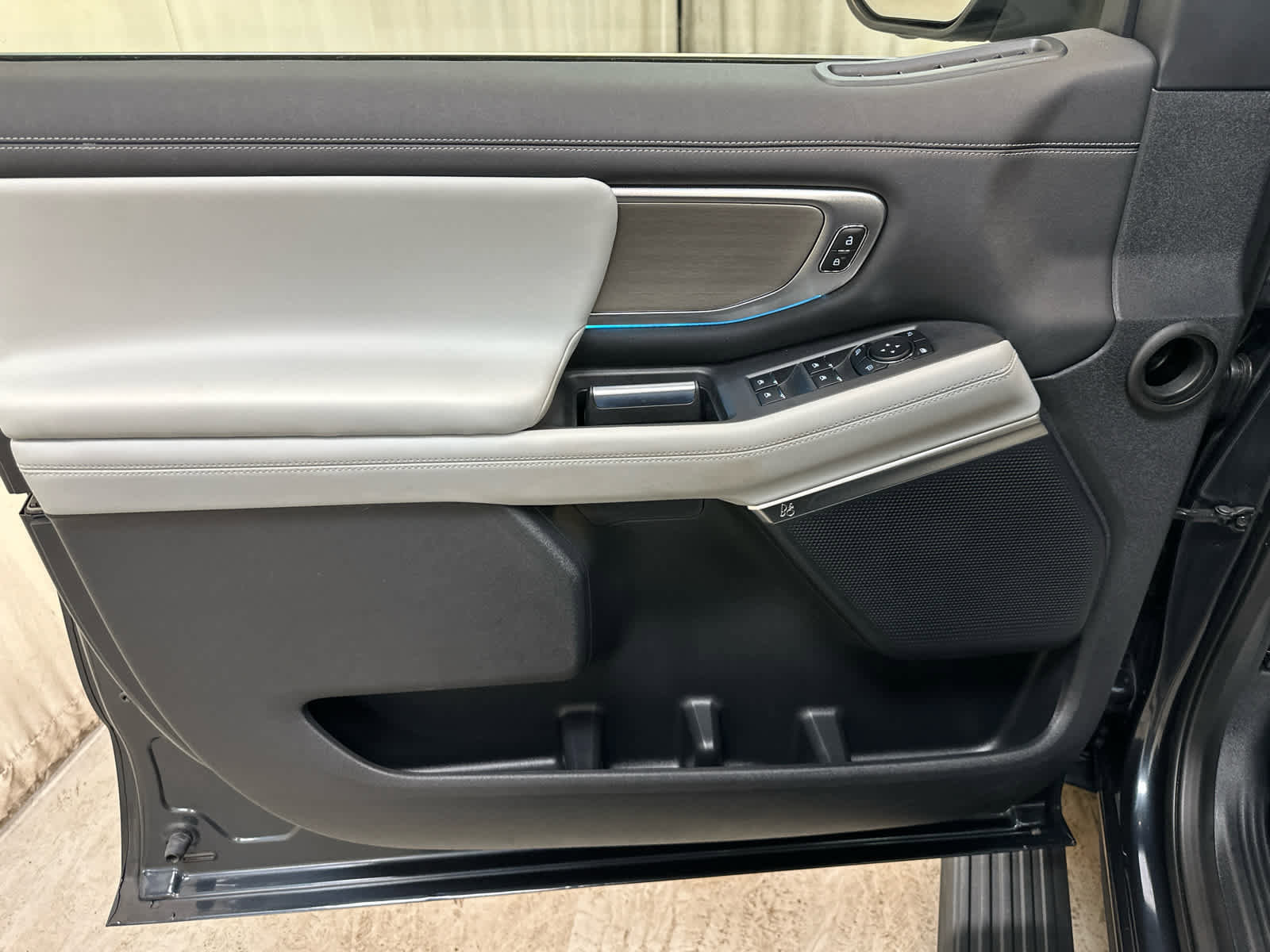Used 2025 Ford Expedition Platinum image 29
