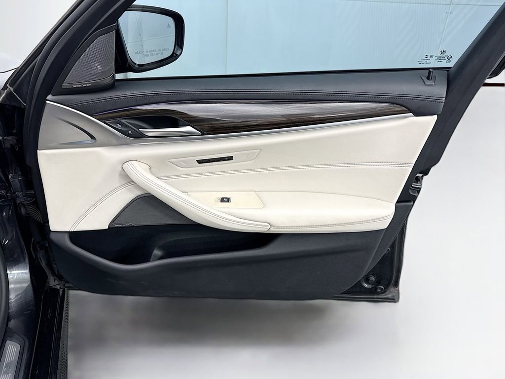 Used 2021 BMW M550i xDrive w/ Premium Package image 24