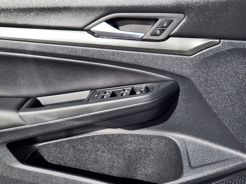 Used 2022 Volkswagen Golf R image 12