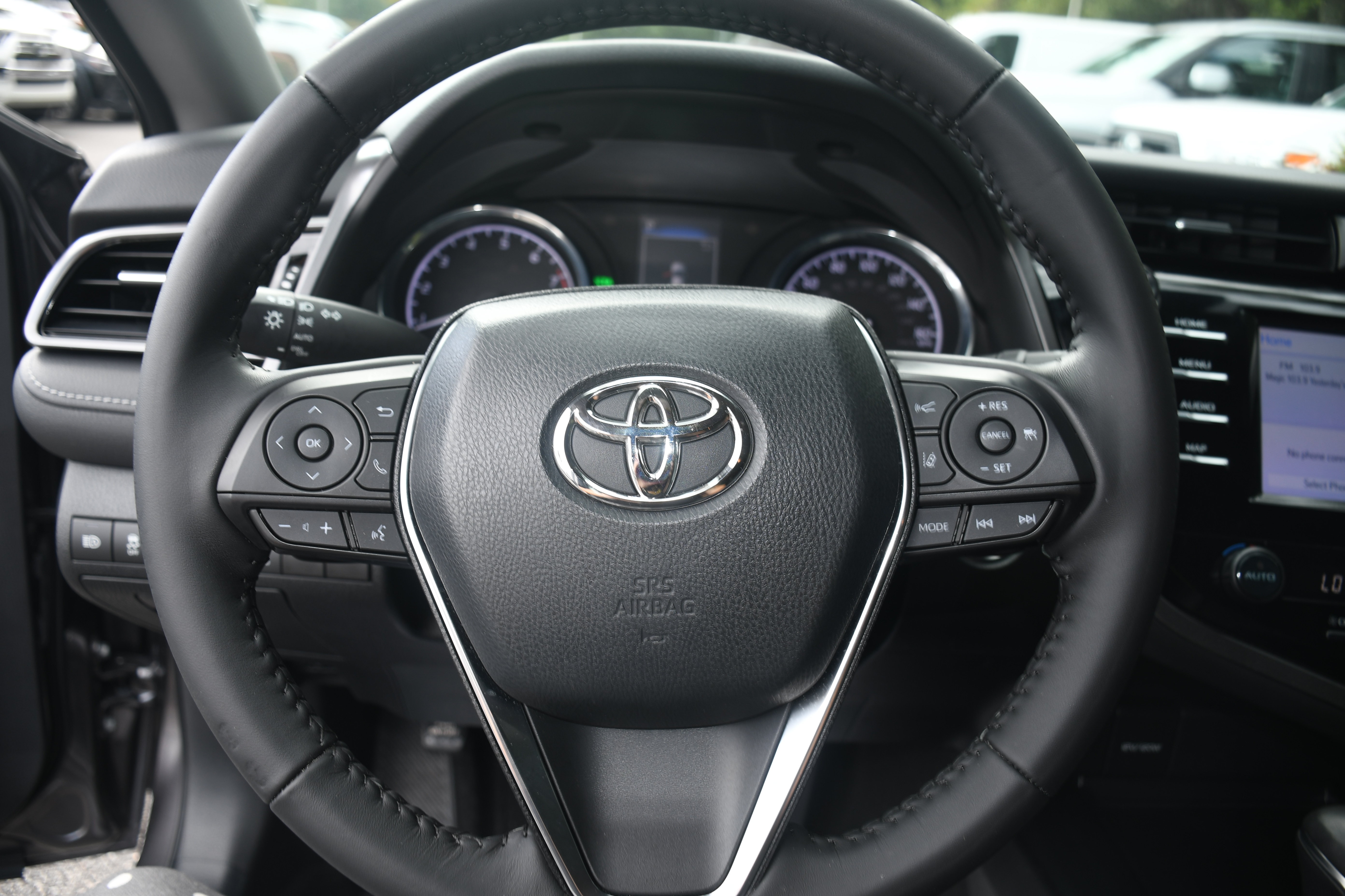 Used 2020 Toyota Camry SE w/ Convenience Package FWD image 12