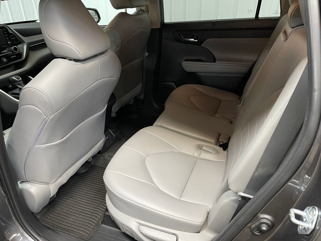Used 2022 Toyota Highlander XLE image 18