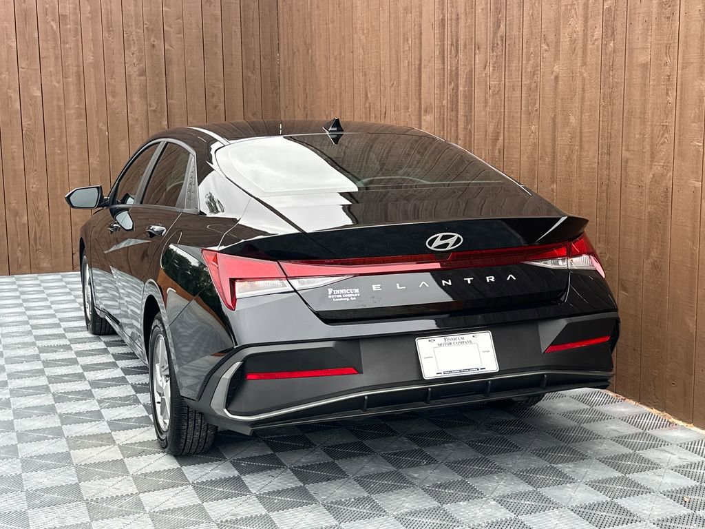 Used 2025 Hyundai Elantra SE w/ Cargo Package image 15