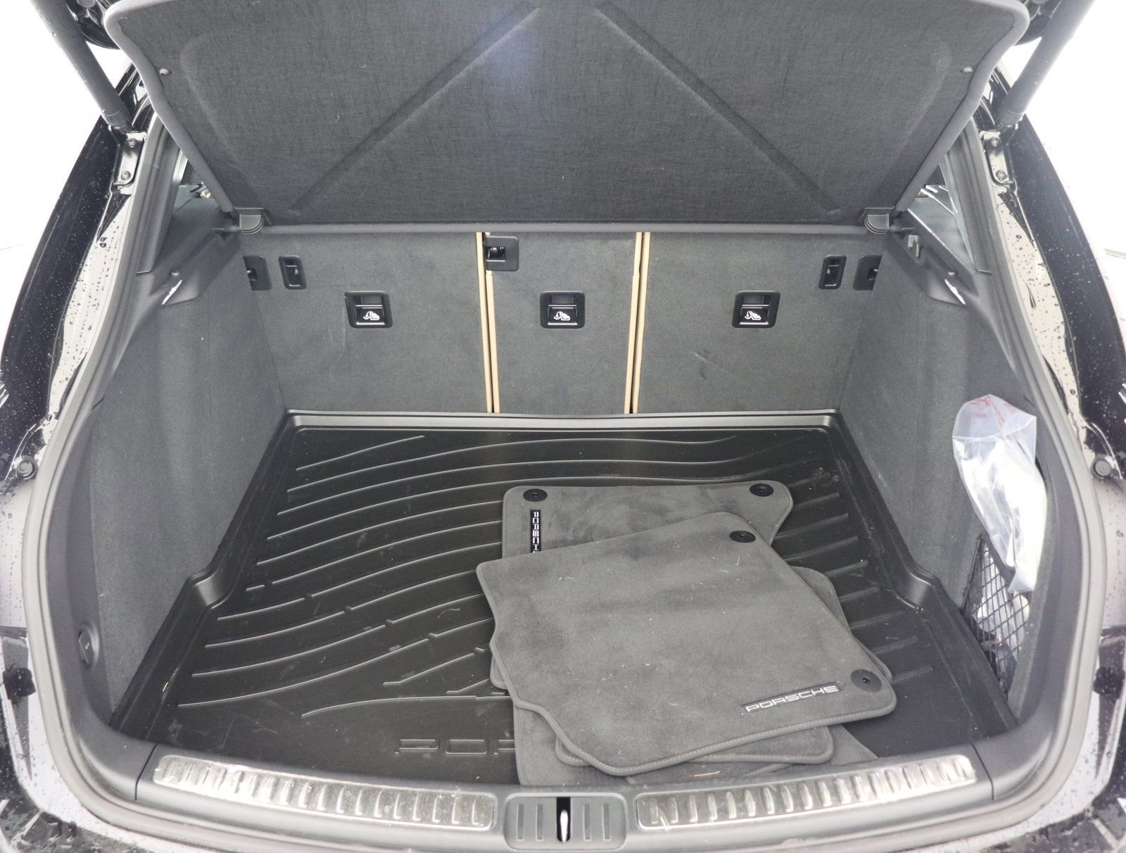 Used 2025 Porsche Macan image 24