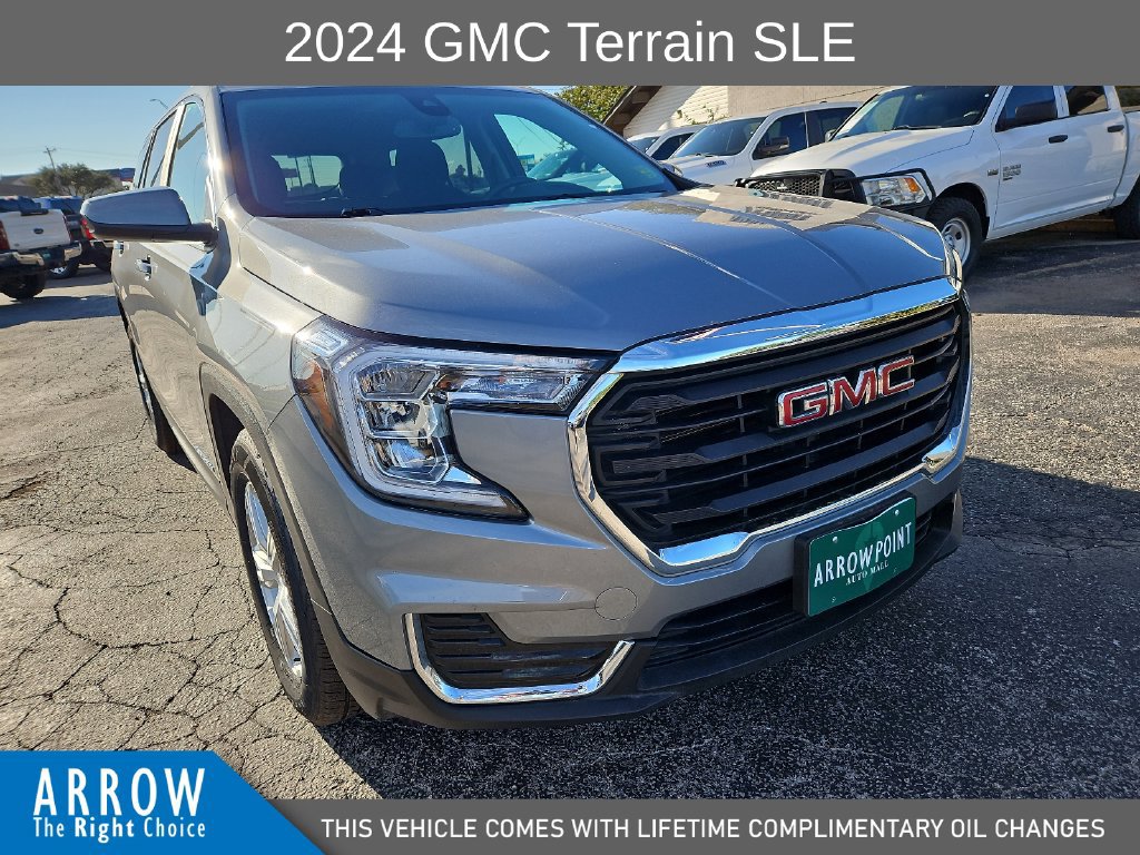 Used 2024 GMC Terrain SLE w/ Driver Convenience Package FWD image 2