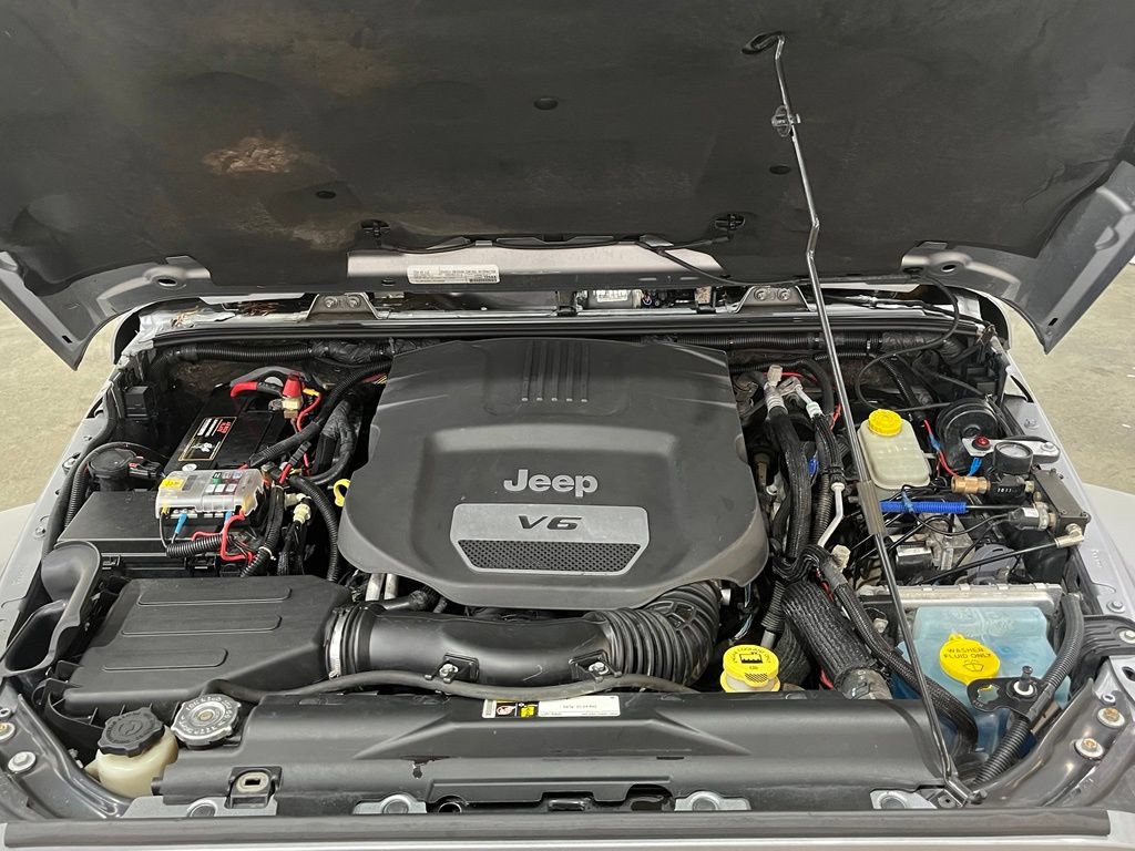 Used 2015 Jeep Wrangler Unlimited Rubicon w/ Connectivity Group AWD/4WD image 6