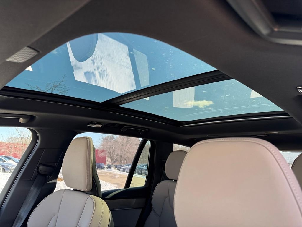 Certified 2025 Volvo XC90 T8 Plus image 7