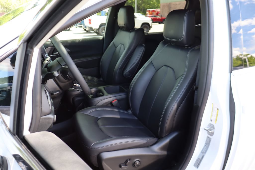 Used 2026 Chrysler Pacifica Select FWD image 11