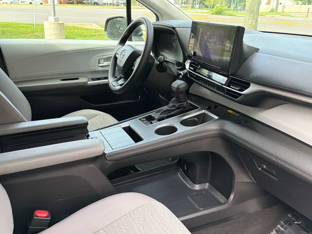 Used 2025 Toyota Sienna LE FWD image 10