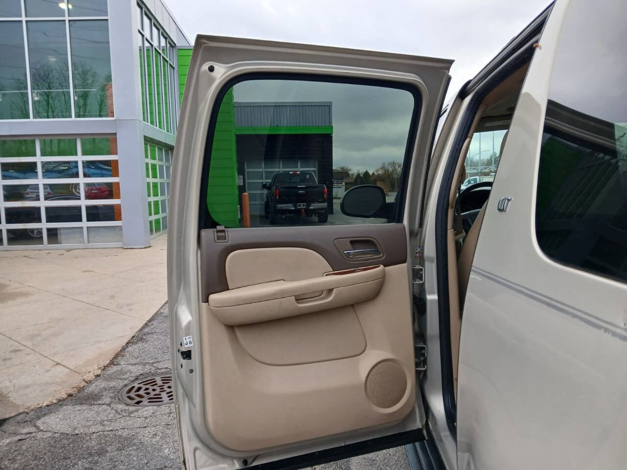 Used 2012 Chevrolet Suburban LT image 17