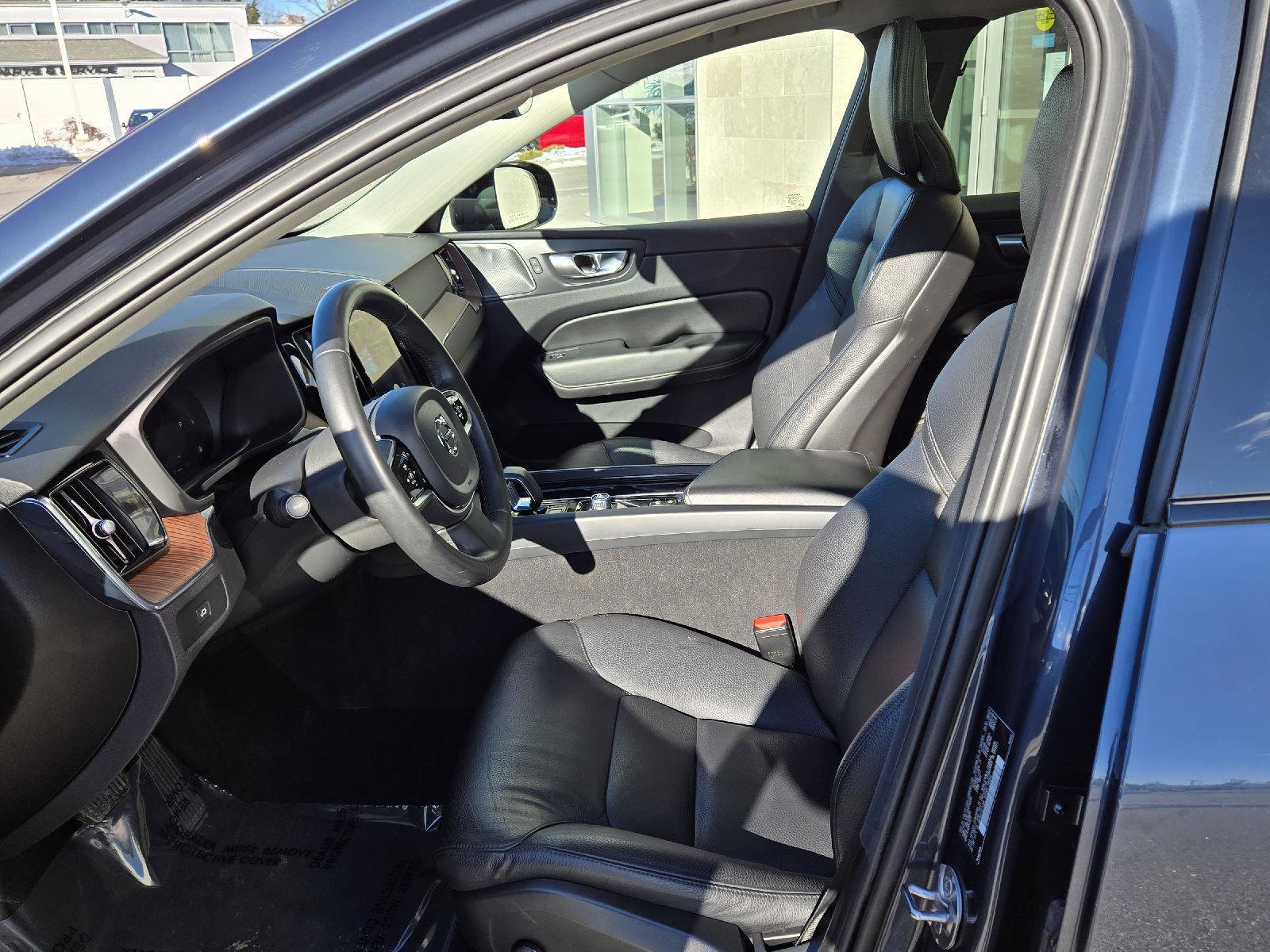 Used 2024 Volvo XC60 B5 Plus image 4