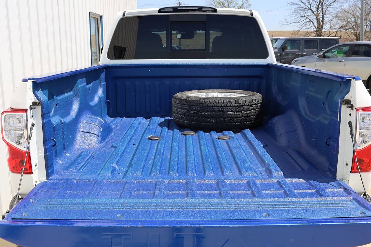Used 2018 Nissan Titan SV w/ SV Convenience Package AWD/4WD image 9