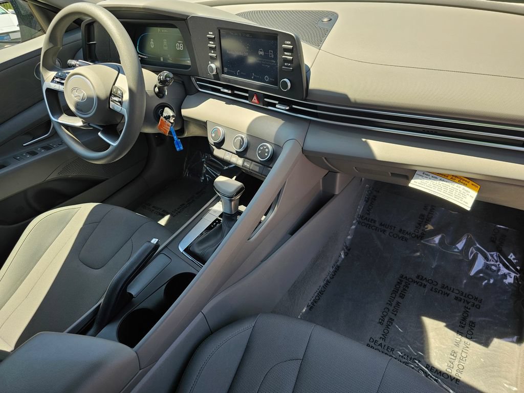 Certified 2025 Hyundai Elantra SE FWD image 11