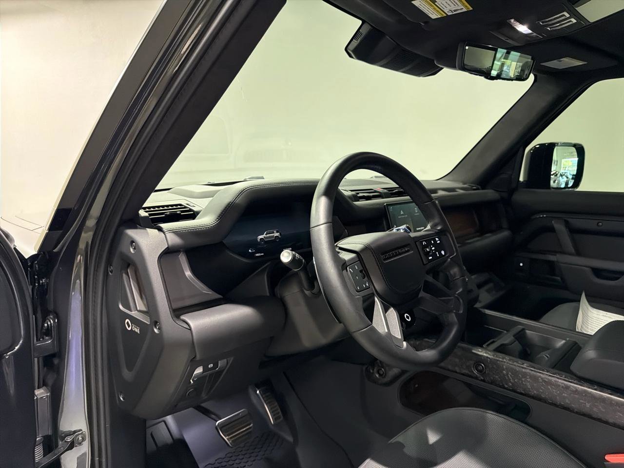 Used 2025 Land Rover Defender 110 image 19