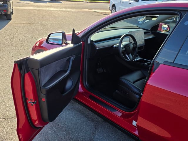 Used 2022 Tesla Model Y Long Range image 39