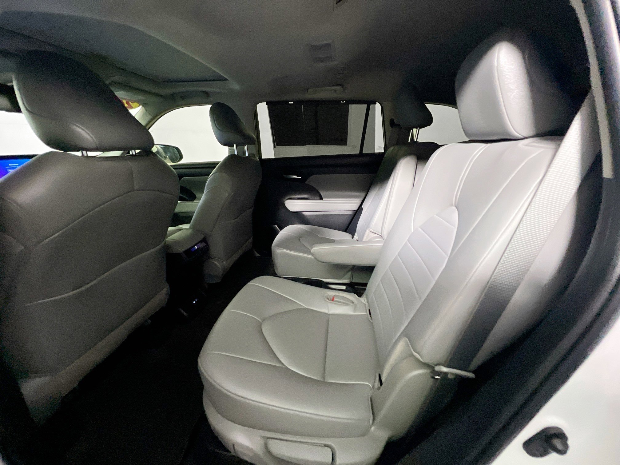 Used 2024 Toyota Highlander XLE image 29