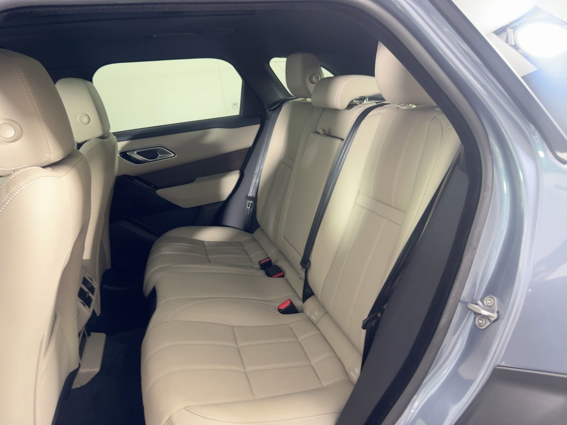 Used 2023 Land Rover Range Rover Velar R-Dynamic S image 16