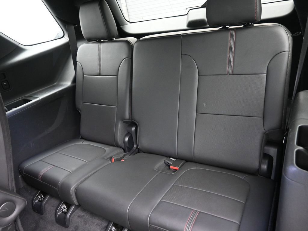 Used 2023 Chevrolet Traverse RS FWD image 12