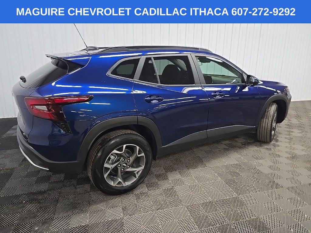 Used 2024 Chevrolet Trax LT w/ LT Convenience Package FWD image 3