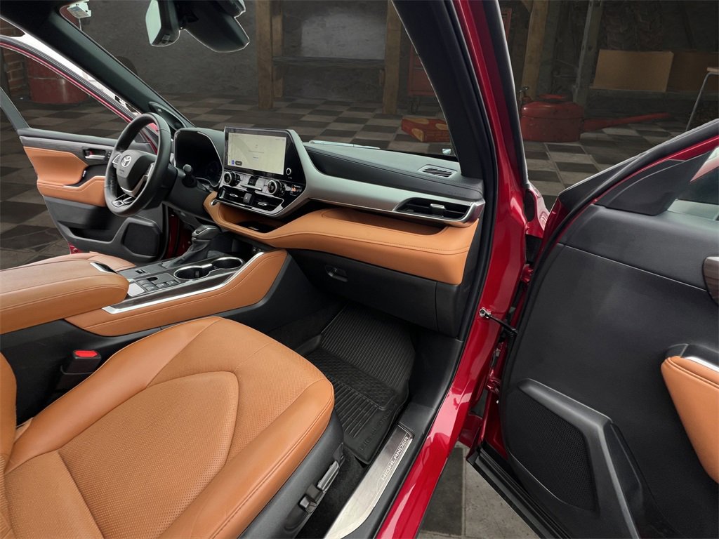 Used 2024 Toyota Highlander Platinum image 17