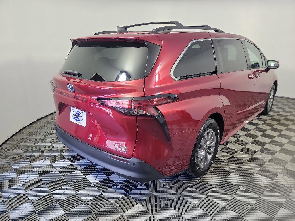 Used 2021 Toyota Sienna XLE image 4