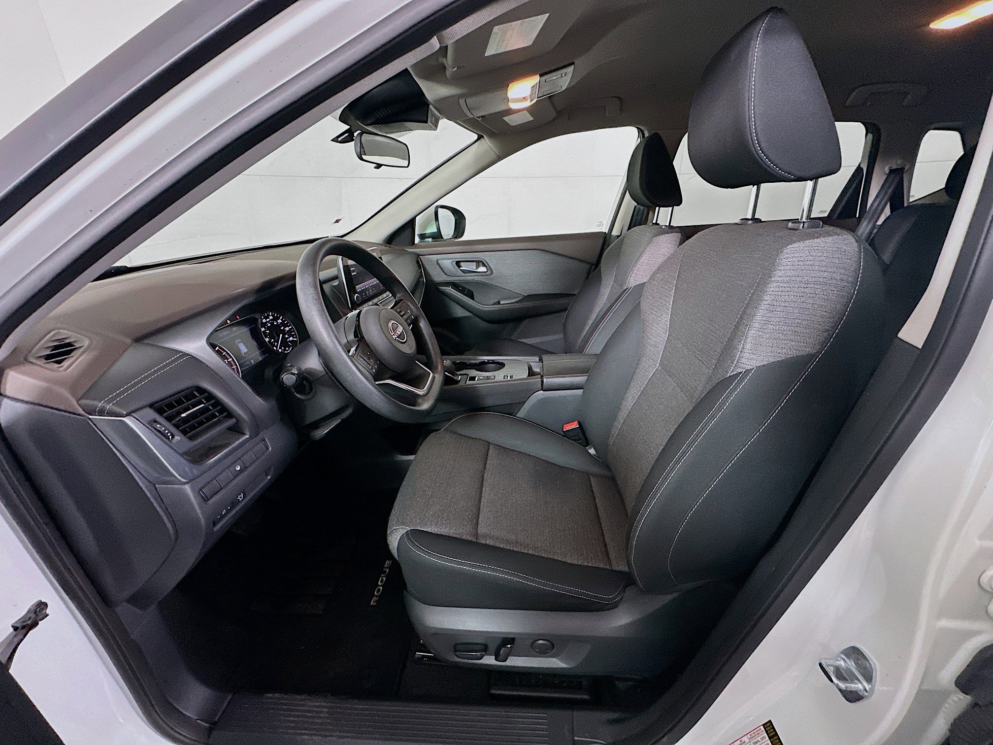 Used 2023 Nissan Rogue SV image 13