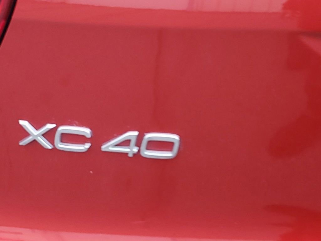 Used 2021 Volvo XC40 T5 Momentum w/ Climate Package image 7