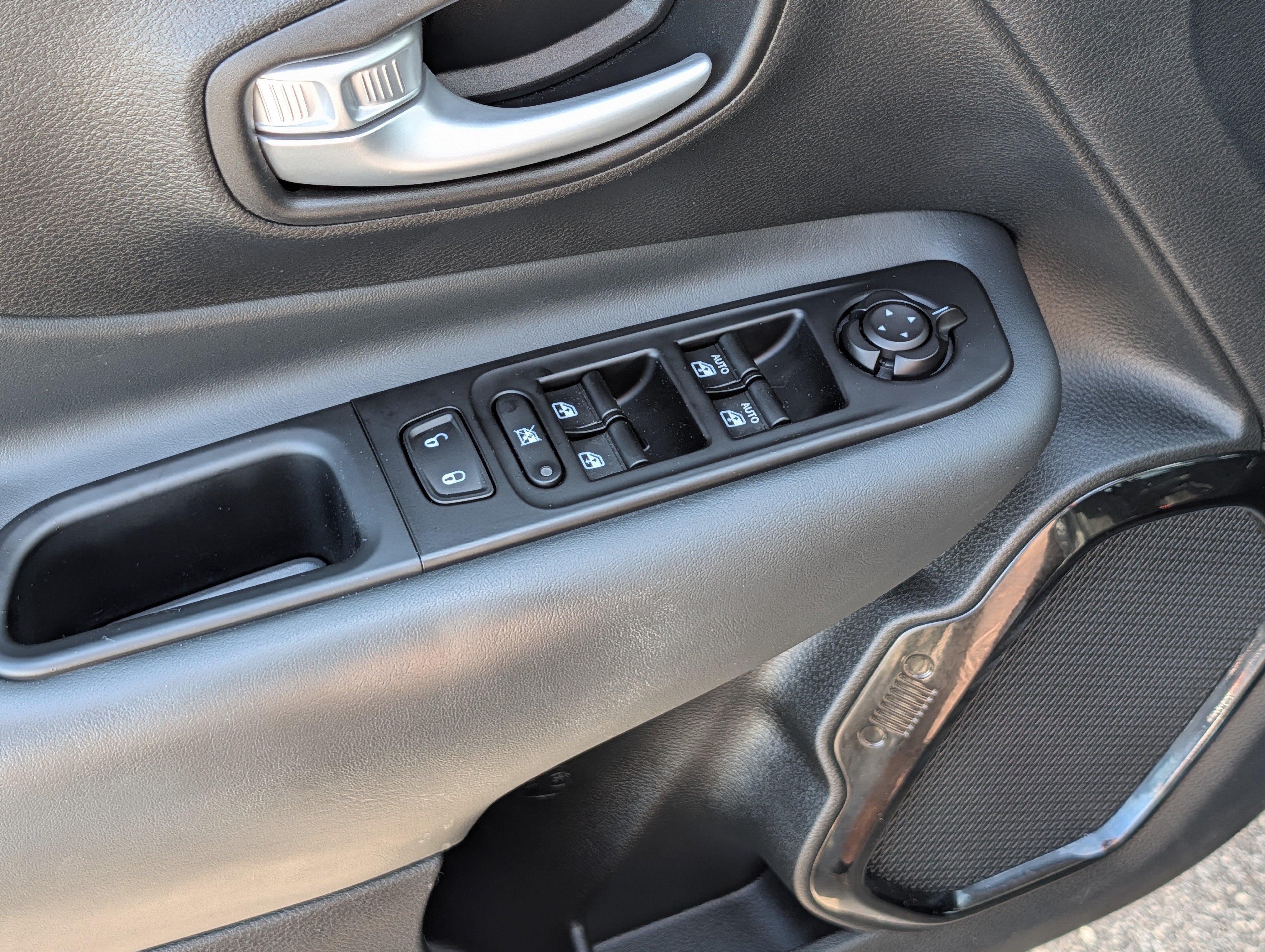 Used 2023 Jeep Renegade Altitude w/ Sun/Sound Group AWD/4WD image 19