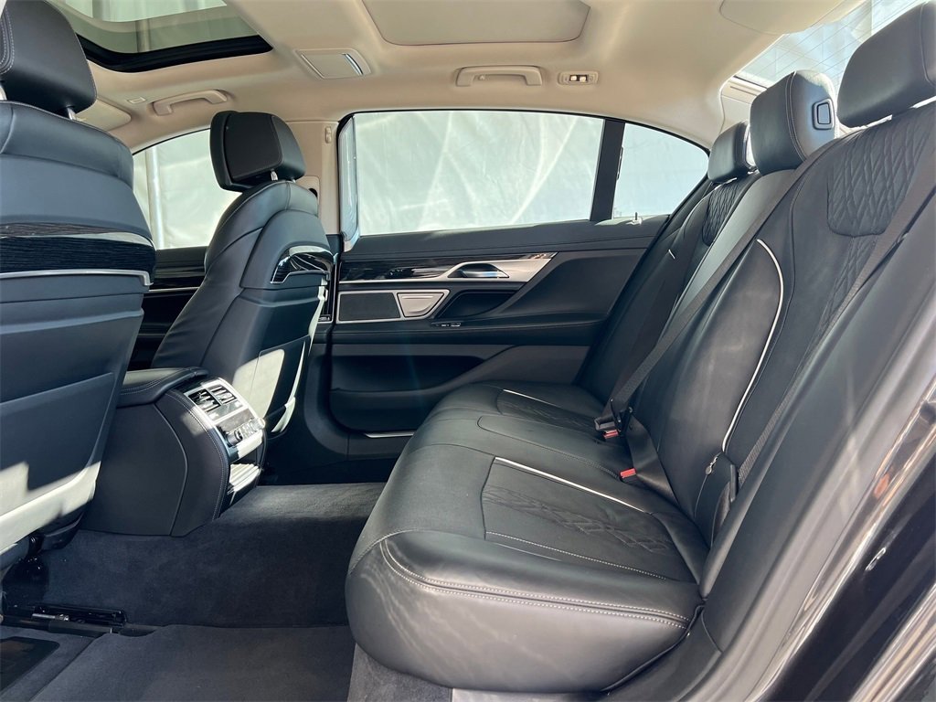 Used 2022 BMW 740i image 12