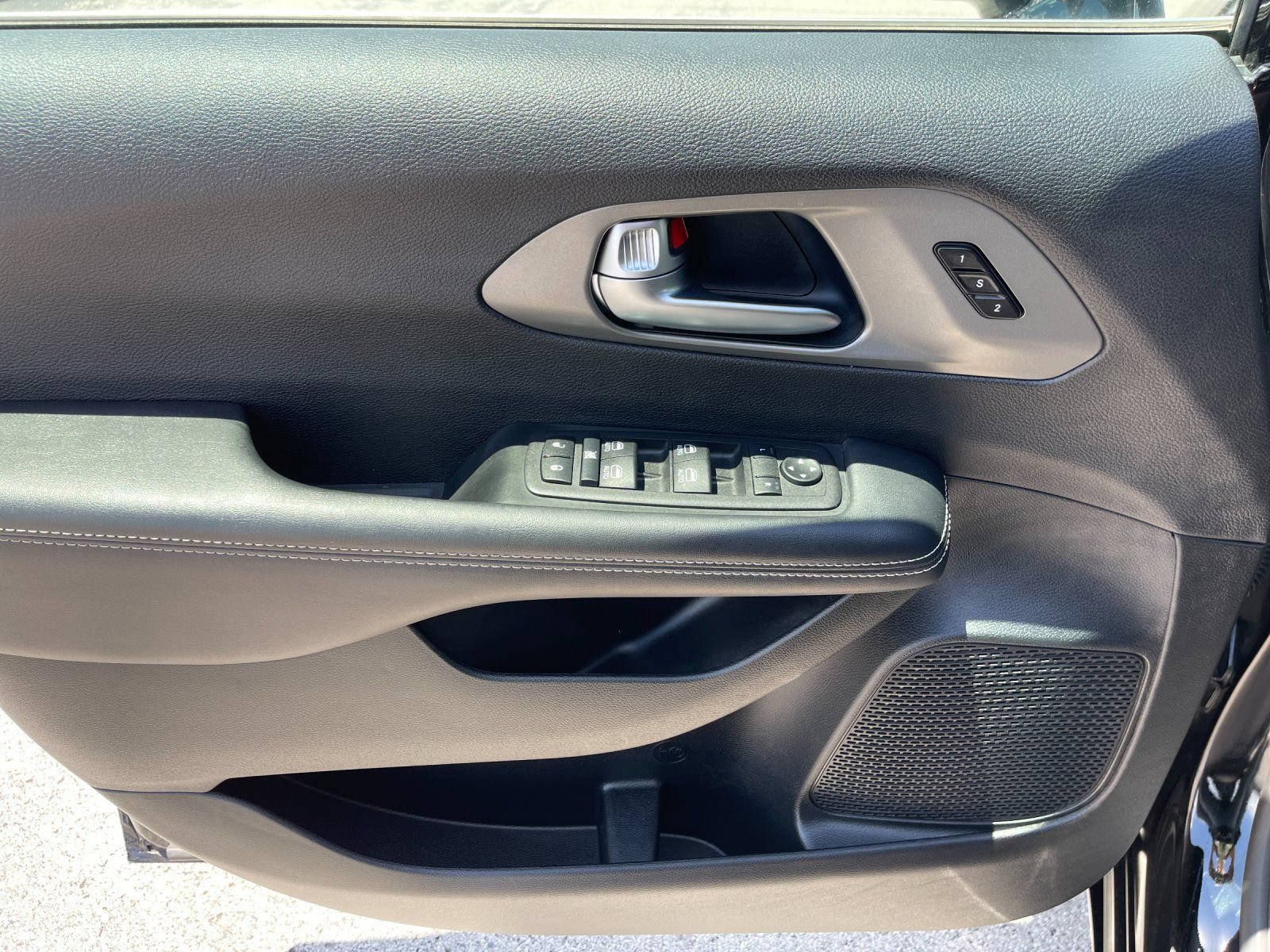 Used 2025 Chrysler Pacifica Select FWD image 12