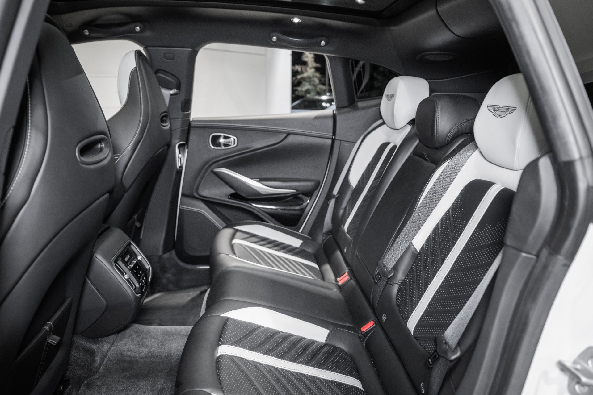 Used 2023 Aston Martin DBX 707 image 14