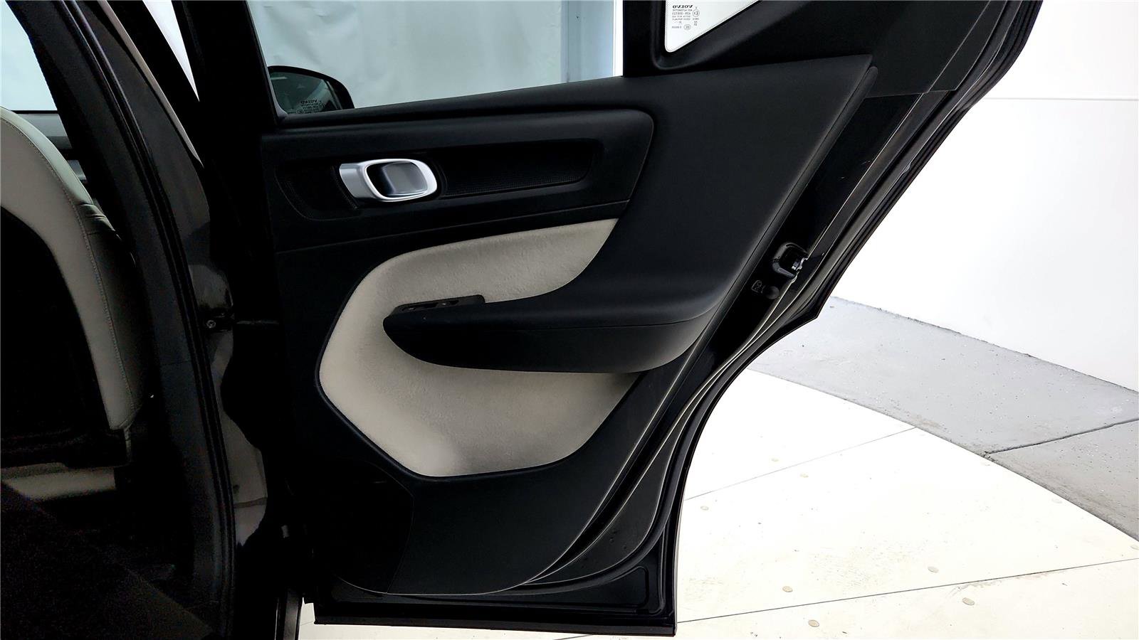 Used 2021 Volvo XC40 T5 Momentum w/ Premium Package image 19