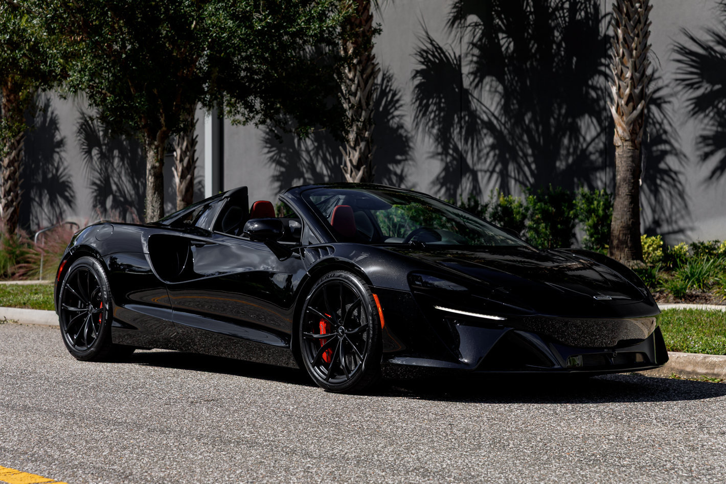 Used 2026 McLaren Artura Spider RWD image 33