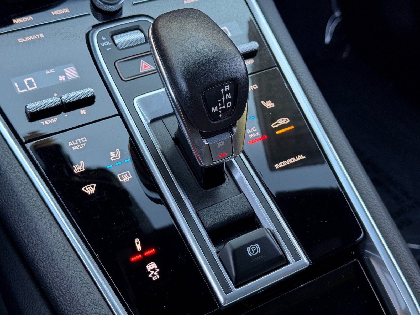 Used 2022 Porsche Panamera 4S w/ Premium Package AWD/4WD image 34