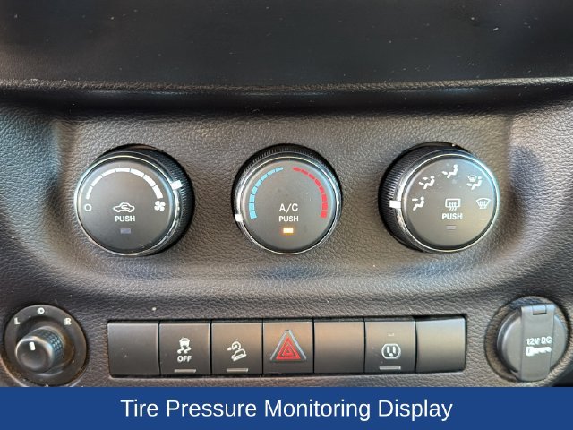 Used 2018 Jeep Wrangler Unlimited Sahara w/ Connectivity Group AWD/4WD image 15
