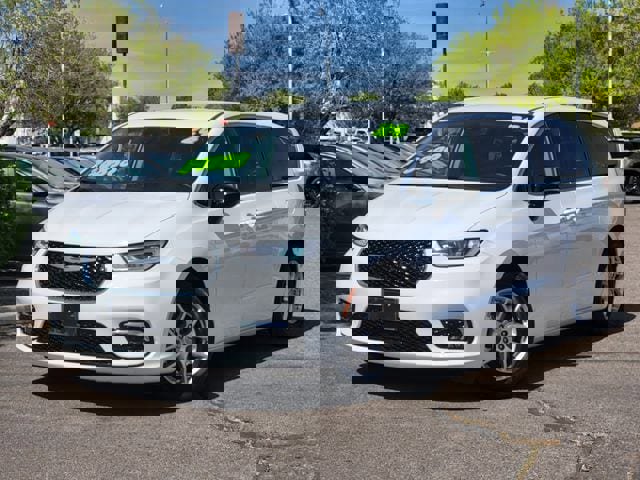 Used 2024 Chrysler Pacifica Touring-L image 2