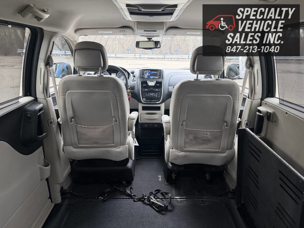Used 2016 Chrysler Town & Country Touring FWD image 30