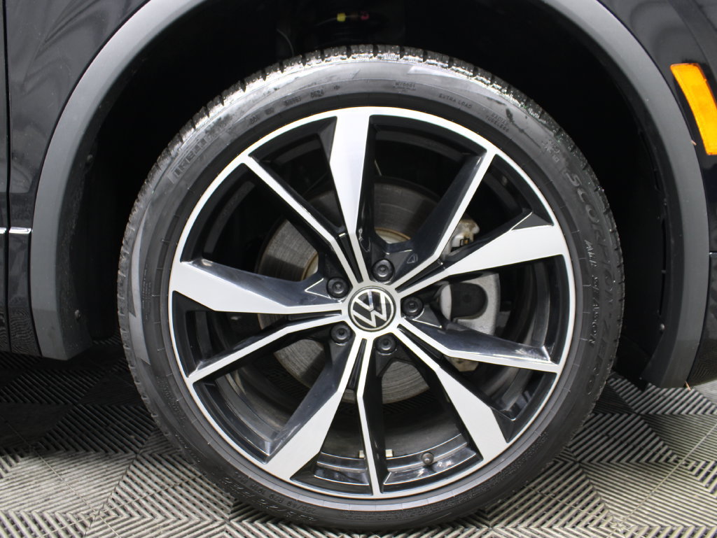 Used 2024 Volkswagen Tiguan SEL R-Line w/ MDO Package, Two-Row AWD/4WD image 13