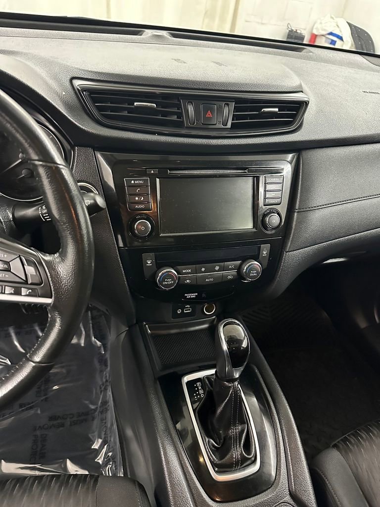 Used 2018 Nissan Rogue SV image 17
