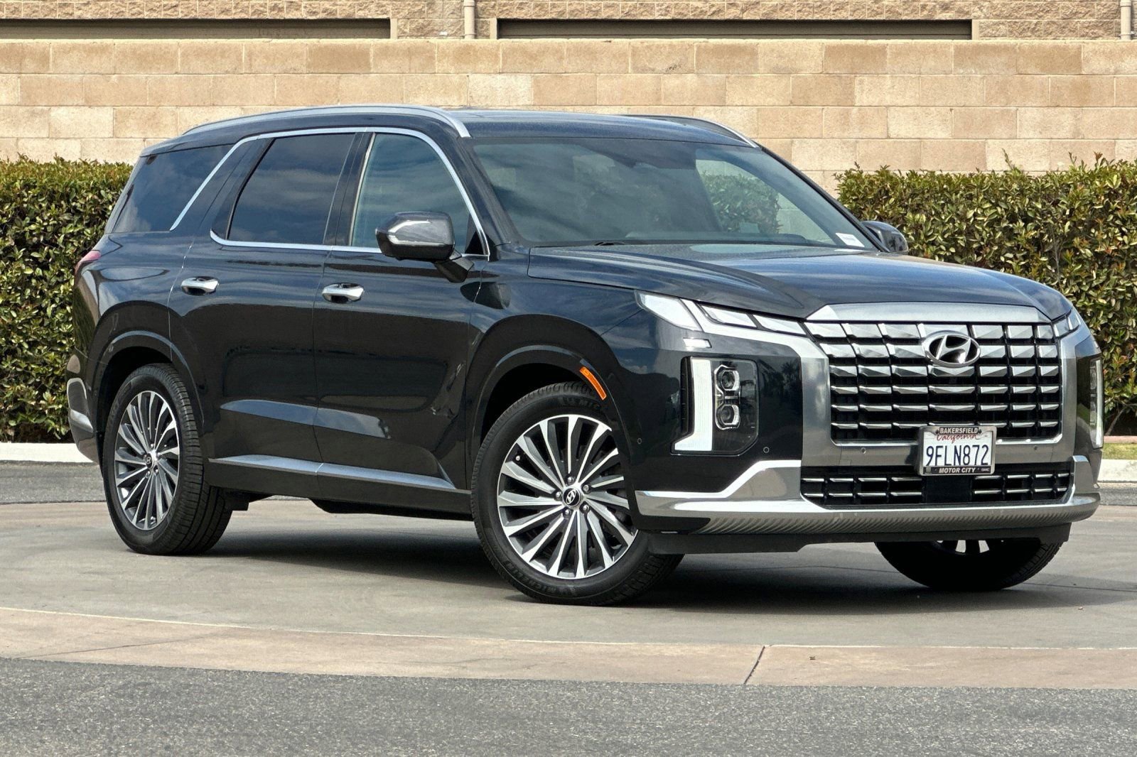 Used 2023 Hyundai Palisade Calligraphy image 2