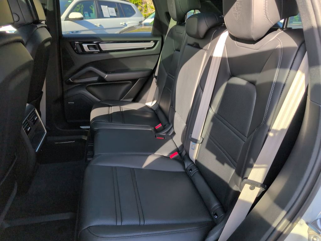 Used 2023 Porsche Cayenne Platinum Edition image 25