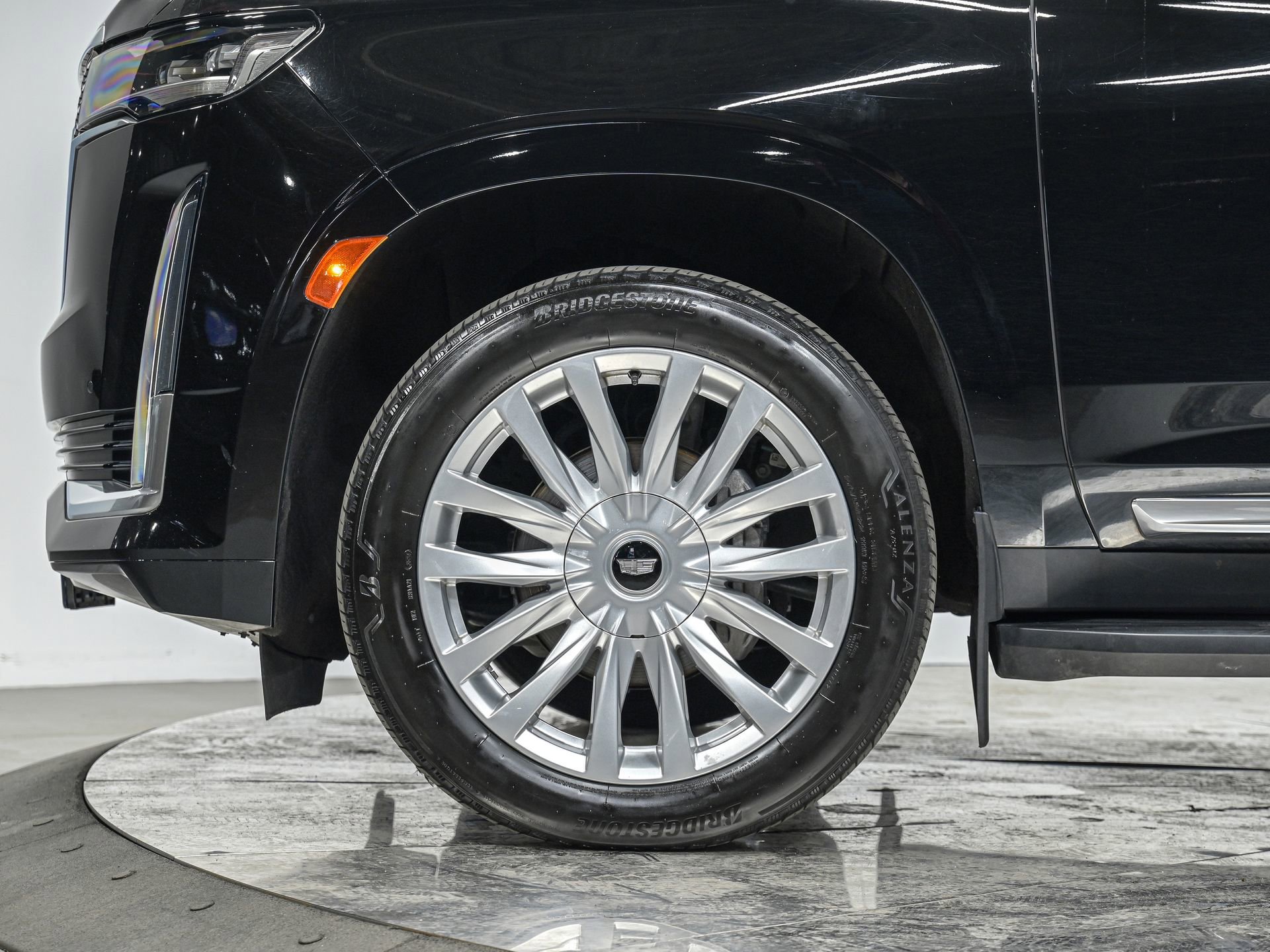Used 2023 Cadillac Escalade ESV Luxury image 3