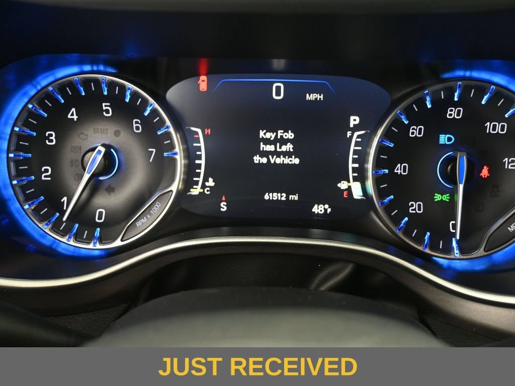 Used 2023 Chrysler Pacifica Touring-L FWD image 10
