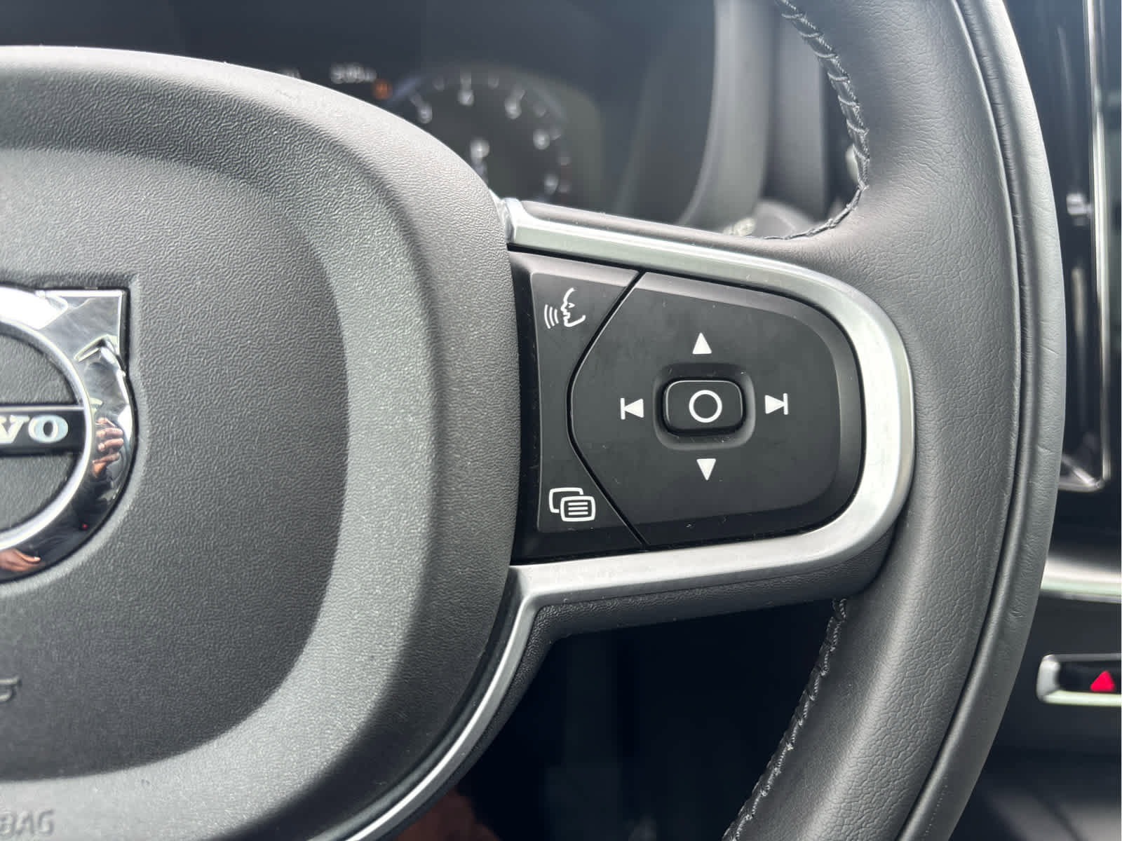 Used 2019 Volvo XC60 T6 Momentum w/ Multimedia Package AWD/4WD image 17