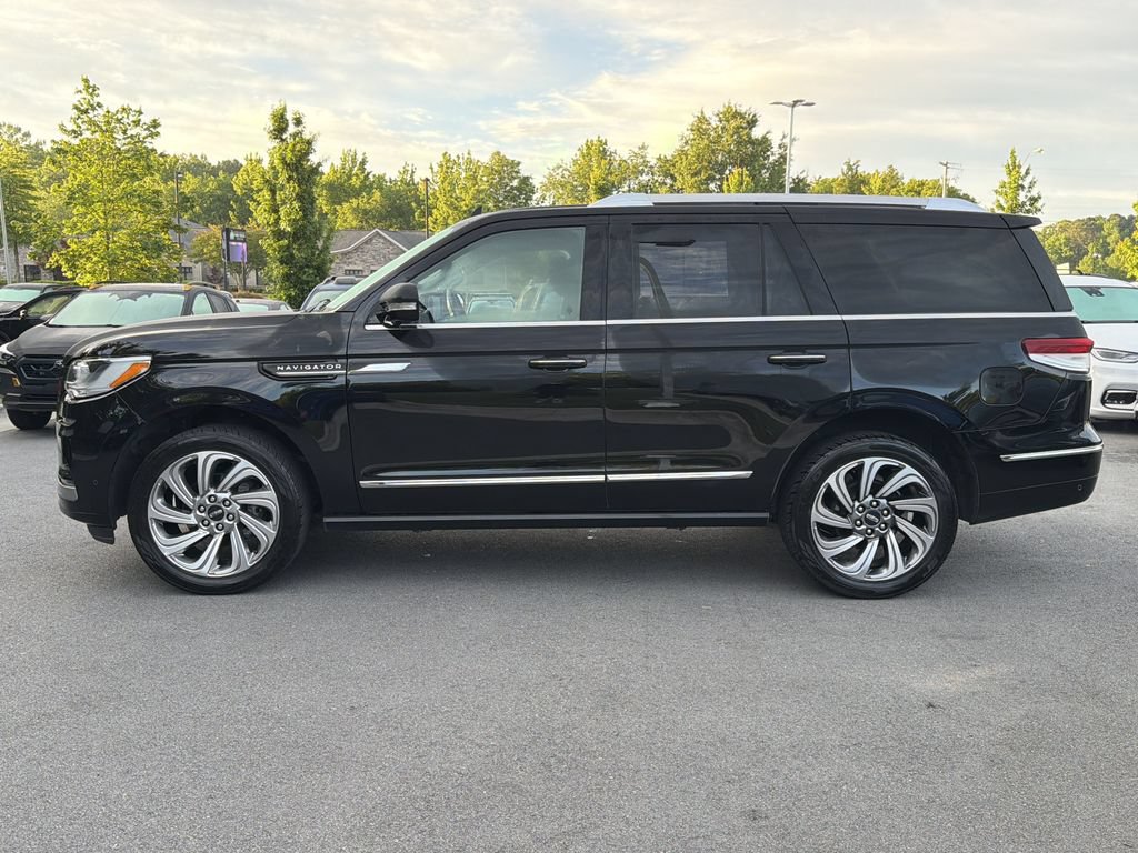 Used 2024 Lincoln Navigator Reserve AWD/4WD image 5