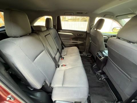 Used 2019 Toyota Highlander LE AWD/4WD image 29