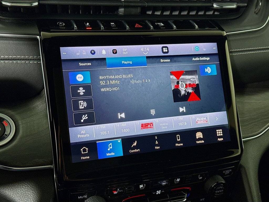 Used 2023 Jeep Grand Cherokee Overland w/ Luxury Tech Group IV AWD/4WD image 8