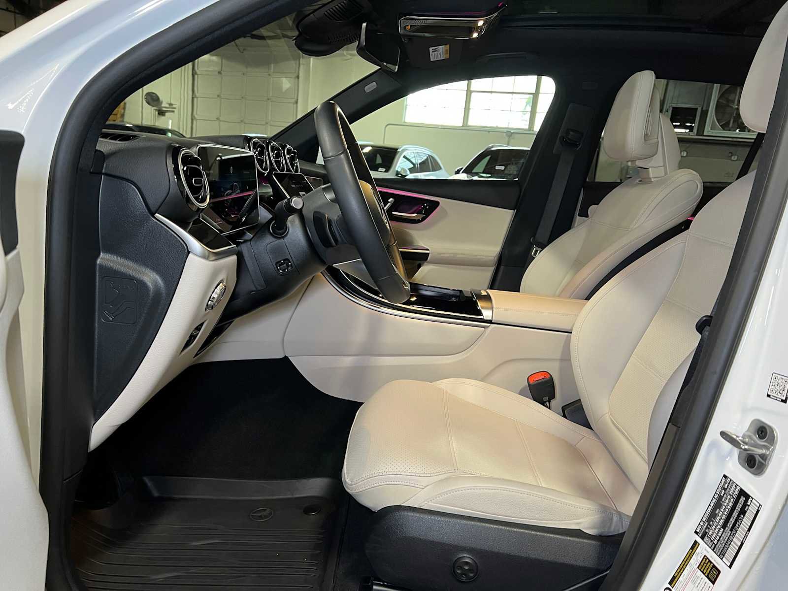 Used 2025 Mercedes-Benz GLC 300 4MATIC image 21