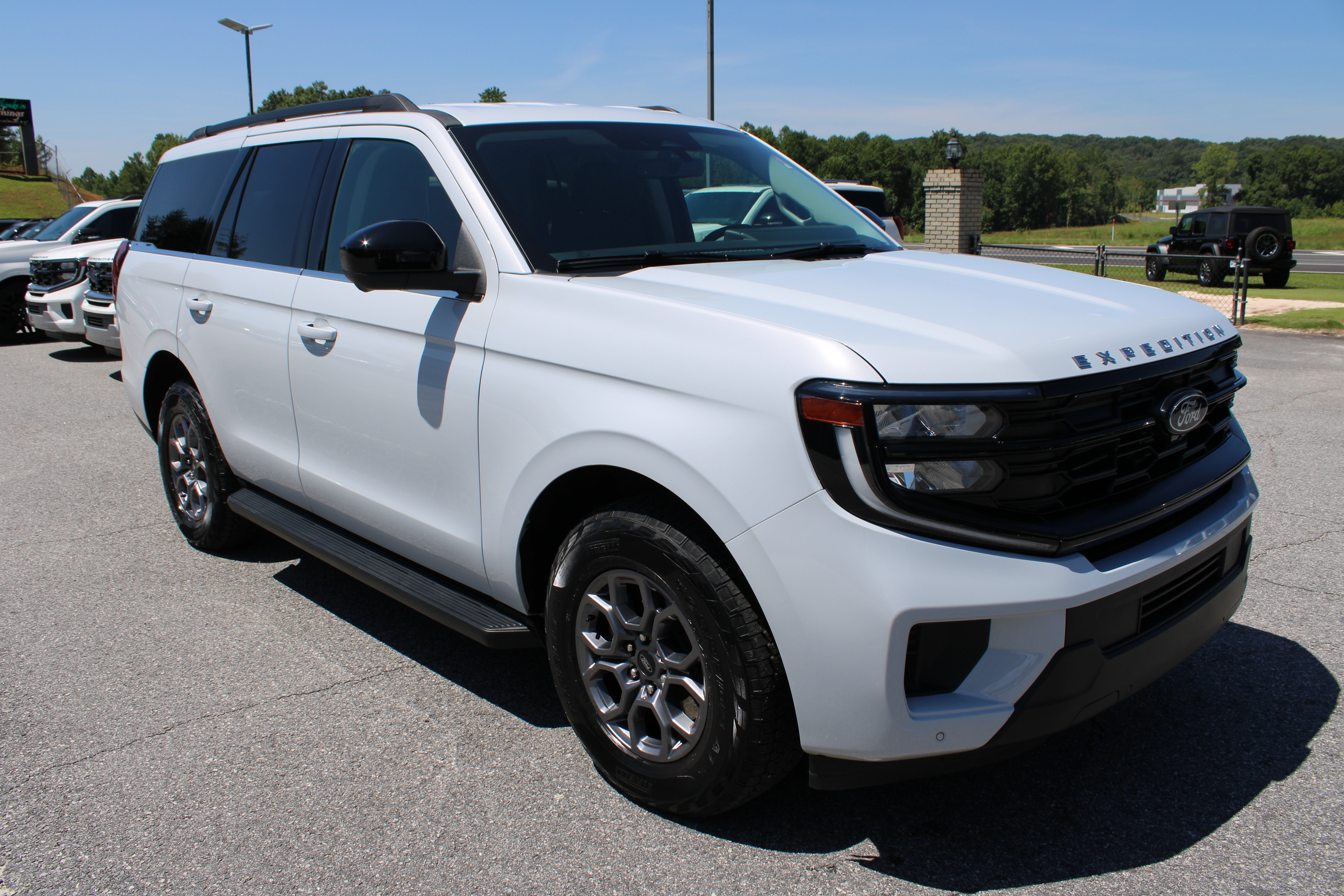 Used 2025 Ford Expedition Active RWD image 4