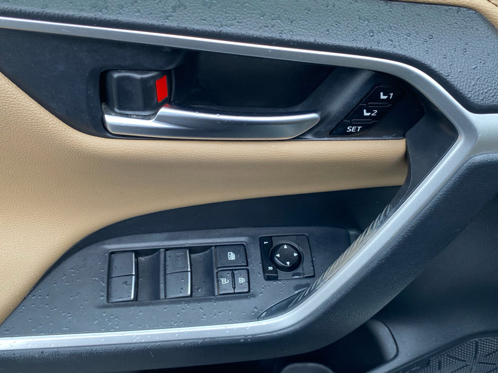 Used 2019 Toyota RAV4 Limited w/ Advanced Technology Package image 19