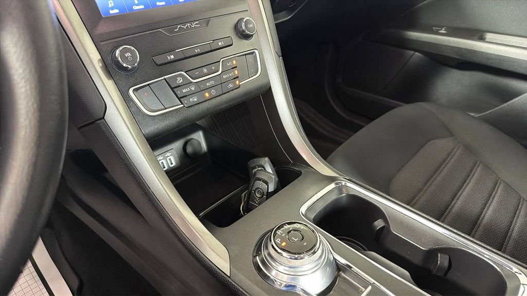 Used 2020 Ford Fusion SE FWD image 22
